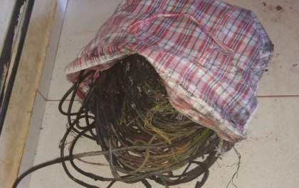 Homem é flagrado incinerando fios de cobre furtado em terreno baldio