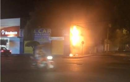 Incêndio atinge loja de pneus na rua do Fico, em Araçatuba