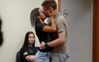 Mulher que levou 5 tiros beija na boca do acusado durante julgamento