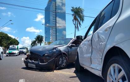 Carros colidem em cruzamento na avenida Brasília