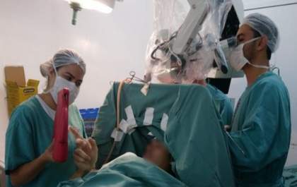 Jovem passa por retirada de tumor no cérebro e é acordado no meio da cirurgia em MS