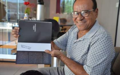 Sapateiro três-lagoense que ama livros implanta projeto de incentivo à leitura