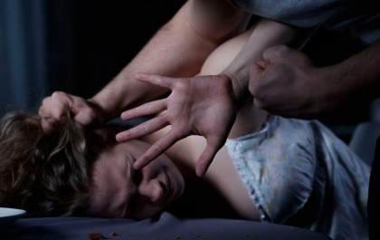 Adolescente de 16 anos é drogada e estuprada enquanto dormia