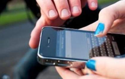 Ladrão ciclista passa e puxa celular das mãos de mulher no bairro Lapa