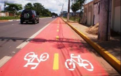 Jovem com 2 crianças na bicicleta é atingida por moto em ciclofaixa
