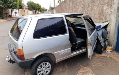 Motorista embriagado é preso após bater o carro violentamente contra muro&nbsp;