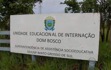 Jovem infrator é levado a delegacia após tentativa de fuga