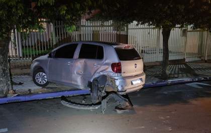 Homem é preso após bater em carro parado e desacatar PM