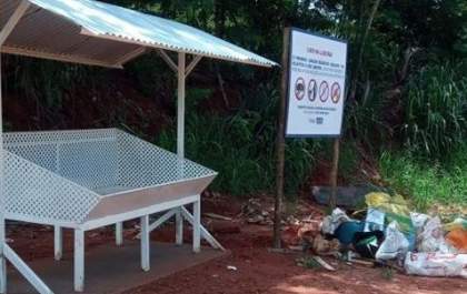 Mesmo com lixeira ao lado, lixo é depositado no chão na região do Sucuriú