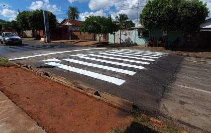 Após a desativação de lombada eletrônica, faixa elevada é construída na frente da Clínica da Criança