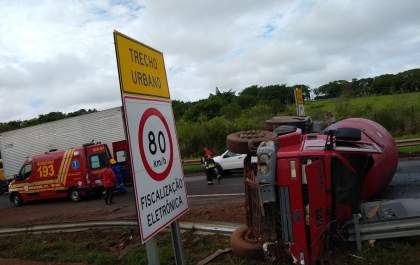 Bombeiros resgatam motorista após caminhão tombar na Rondon