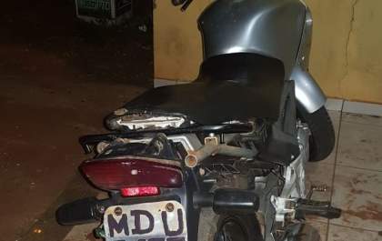 Dupla é presa por receptação com moto de placa 'estranha'