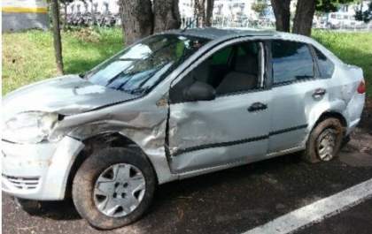 Motorista diz que caminhão tombou após ser atingido por carro