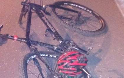 Idoso de bicicleta é atingido por caminhão