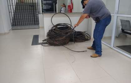 PM prende homem com quase 150 metros de fios de telefonia furtados