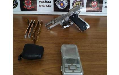 Dono de restaurante é preso pela PM com arma e maconha