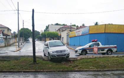 Motorista tenta cruzar avenida e carro fica preso em canteiro
