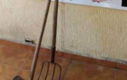 Jovem fica ferido ao ser golpeado pelo padrasto com rastelo