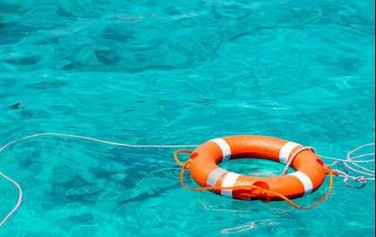 Menina de 1 ano morre após cair em piscina