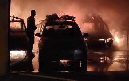 Incêndio destrói veículos em estacionamento na madrugada