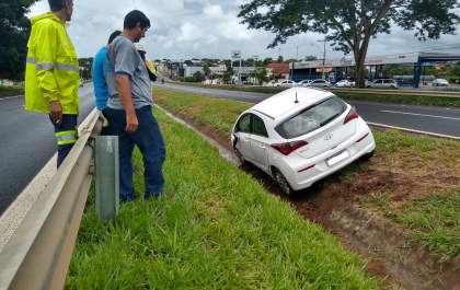 Carro cai em canteiro central na rodovia Marechal Rondon
