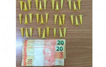 PM prende jovem com cocaína em bar conhecido como ponto de venda de drogas