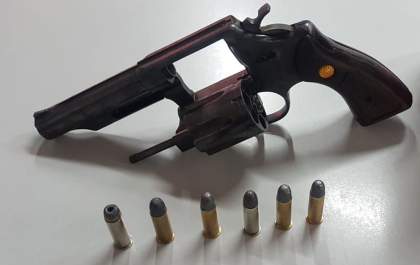 PM prende dois por porte de arma dentro do Poupatempo