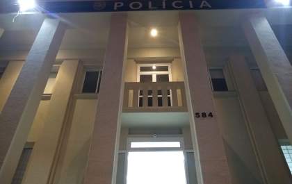 Casal de adolescentes é flagrado vendendo drogas perto de&nbsp;escola