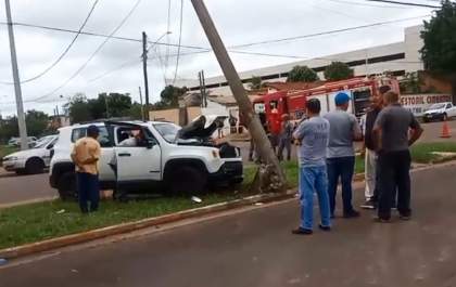 Mulher fica ferida ao bater Jeep em poste na Odorindo Perenha
