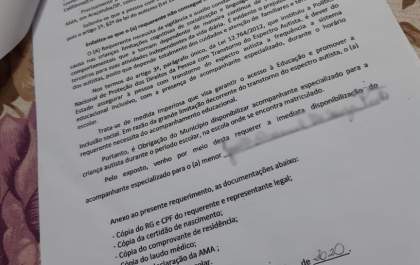 Mãe reclama de falta de cuidador especializado para filho autista em rede municipal