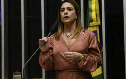 Senadora de MS critica meninas com pelos na axila e pede universidade militarizada