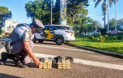 Casal de adolescentes é flagrado com 20 tabletes de maconha