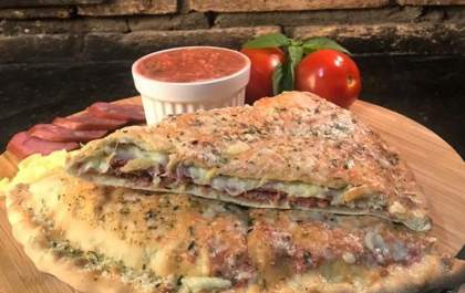 Aqui na Pizzaria da Mama o calzone tem história e muito sabor!