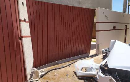 Motorista perde controle de carro e destrói frente de residência