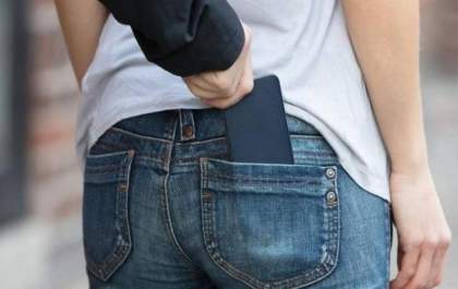 Mulher se distrai e ladrão puxa celular do bolso da calça na saída de mercado