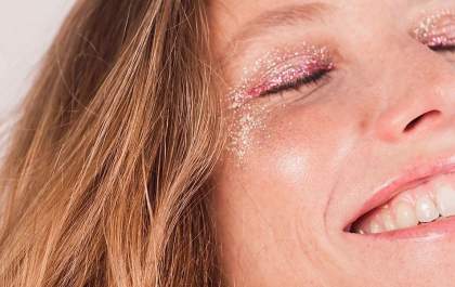 O que é o glitter biodegradável e como utilizar na maquiagem?&nbsp;