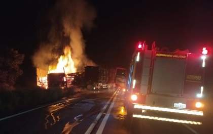 Incêndio em carreta mobiliza Corpo de Bombeiros na BR-158 em Três Lagoas