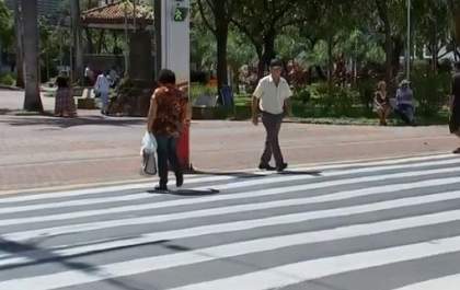 Jovem é atropelada em faixa de pedestre na praça Rui Barbosa