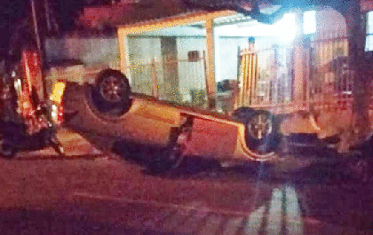 Mulher perde o controle de direção e capota carro neste domingo