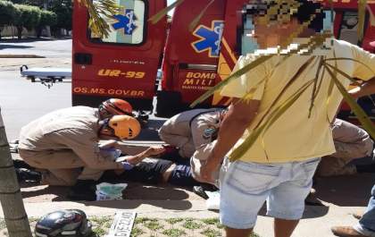 Motorista foge, mas esquece placa do carro após atingir motociclista&nbsp;