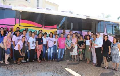 Tamiko realiza entrega oficial do Ônibus Lilás
