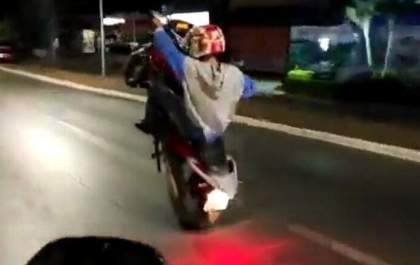 Motoqueiro é preso ao ser flagrado empinando moto próximo de comércio movimentado