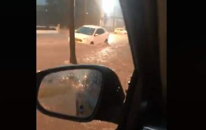 Chuva de 50 milímetros alaga ruas e deixa motorista espantado em Penápolis