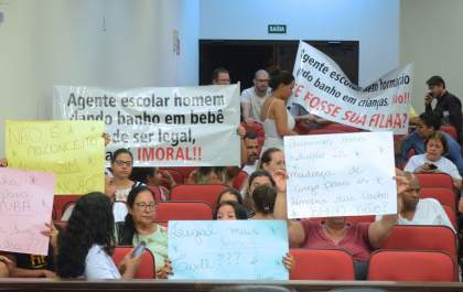 Pais voltam a protestar contra homens dando banho em crianças nas creches