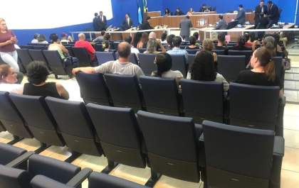 “Só falta a pipoca”, comenta frequentador da Câmara ao ver poltronas novas e telão