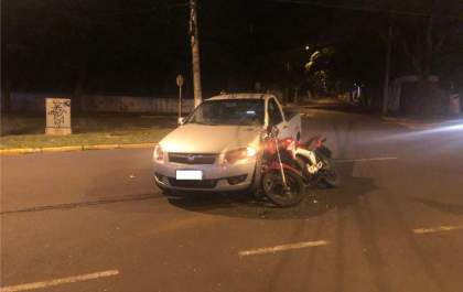 Homem fica ferido ao bater moto em picape em cruzamento na Brasília