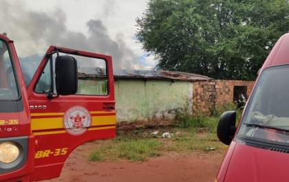 Bombeiros combatem incêndio em residência na Baldomero Leituga