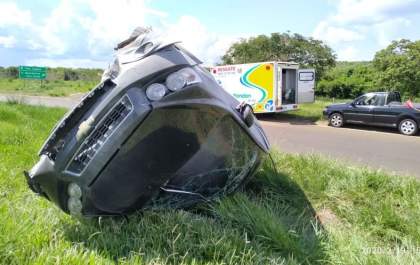 Motorista capota carro na divisa de Castilho com Três Lagoas