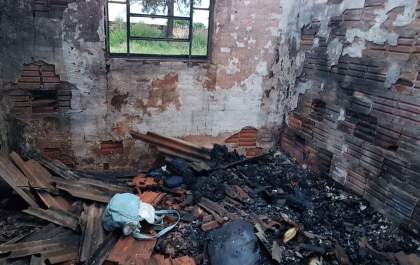 Morador está aceitando doações após o incêndio de sua casa