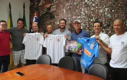 Veteranos do futebol profissional enfrentam ex-jogadores do BEC em Birigui